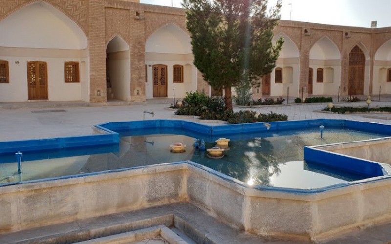 حیاط کاروانسرای منتظران